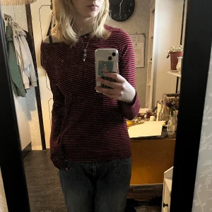 randig långärmad - cool röd långärmad med svarta ränder! använd men i mkt fint skick. längd från axeln - 62 cm, bredd - 38 cm