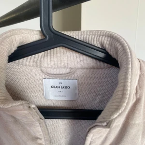 Beige jacka från Gran Sasso - Snygg beige jacka från Gran Sasso med dragkedja framtill. Jackan har en quiltad design och långa armar.