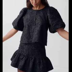 Svart kjol med volang - Snygg svart kjol med volangdetalj! Endast använd på nyår❤️‍🔥