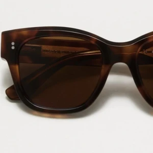 Chimi 07 - Solglasögon från Chimi i modellen 07, färg tortoise. Köpta på Nk förra året för 1450:-         Endast använda ett fåtal gånger så bra skick på dem!💕 Kartong, fodral, putsservett och påse medföljer