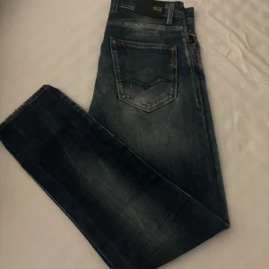 Replay jeans  - Snygga mörkblå jeans från replay. Jeansen har en lätt tvättad look och är perfekta för en avslappnad stil. De har en normal passform och är tillverkade i ett bekvämt tyg . Storlek W30/L32