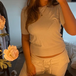 Vit kortärmad topp - Jag säljer en supersnygg och fin stickad T-shirt från Zara. 💌Passar M/S storleksmässigt 