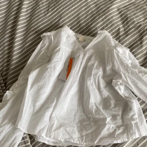 Blus från Gina tricot  - Säljer en fin vit blus från Gina Tricot! Blusen har prislappen kvar, och är i storlek 146/152. Aldrig använt.