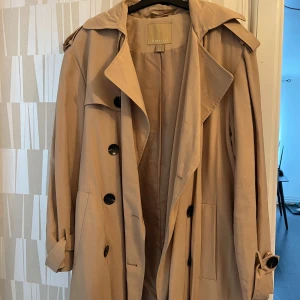 Beige trenchcoat från Amisu - Snygg beige trenchcoat från Amisu med klassisk design. Perfekt för vår och höst! Storlek M, 100 kr. 
