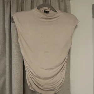 Beige topp från Gina - Säljer en super fin topp från Gina tricot som jag inte använder längre. Är storlek s men passar m också!