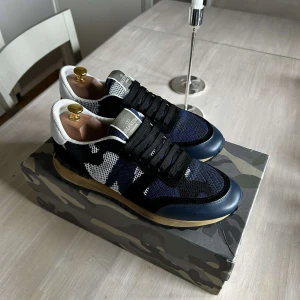 Valentino Rockrunners - Feta Valentino Rockrunners i storlek 44. De är lite andvända med lite smuts på vissa ställen men utöver det är dom näst intill helt nya. Ny pris 6000kr mitt pris 2900kr.