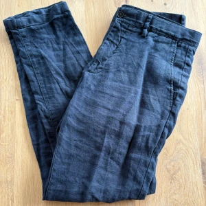 Marinablåa linnebyxor NN.07 - Marinblåa linnebyxor med normal passform från NN.07. Storlek 30/32 - 100% linne i bra skick.