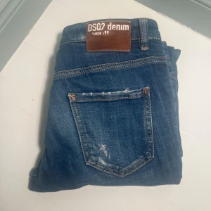 Dsquared2 jeans - Dsquared2 jeans med slitningar från fabrik. Jeansen är i storlek 14y och passar dig som är runt 160-170. Tveka inte att höra av er vid frågor och funderingar📩