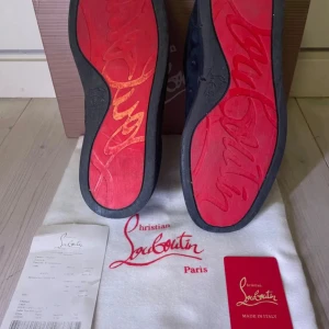 Mörkblåa sneakers från Christian Louboutin - •Christian Louboutin   •Skick: 7/10, liten skada vid sidan av foten!   •färg: mörkblå   •Storlek: 42   •Skriv vid andra funderingar!