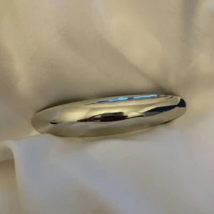 MixClipx - Cornelia  - Silvrig oval MixClipx🩶✨(clips på baksidan) ca 10cm