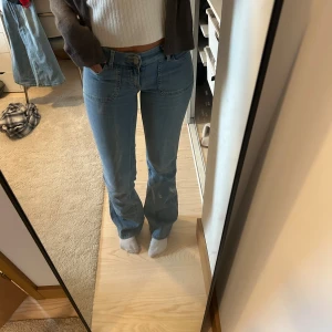 Blå bootcut jeans - Snygga blå bootcut jeans från Nelly i storlek 34