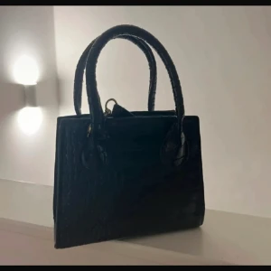 Väska  - Svart liten väska med tillhörande band med! Superfin och passar till allt🖤