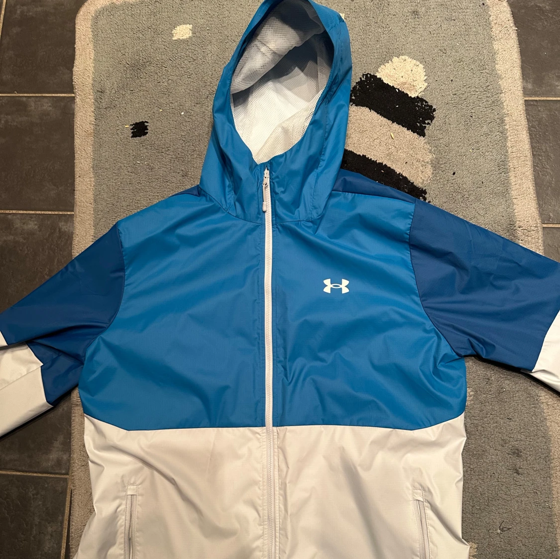 Blå och vit vindjacka från Under Armour