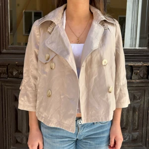 Trekvartsärmad trench coat  - Super super fin trekvartsärmad trench coat som är helt perfekt till våren🌸🌸😍köpt har på Plick men passade inte tyvärr!
