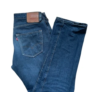 Levis 501 34w/32L strong  - Levis 501 strong ett par rejäla jeans nåt emellan normala jeans och raw denim passa relaxed eller baggy beroende på kroppsstorlek. 42 cm i midjan och 104 cm från öften neråt mer frågor tveka inte på att kontakta mig 