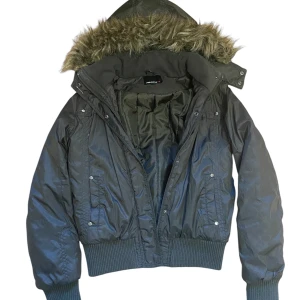 grön jacka med päls - perfekt skick, mönster på hela