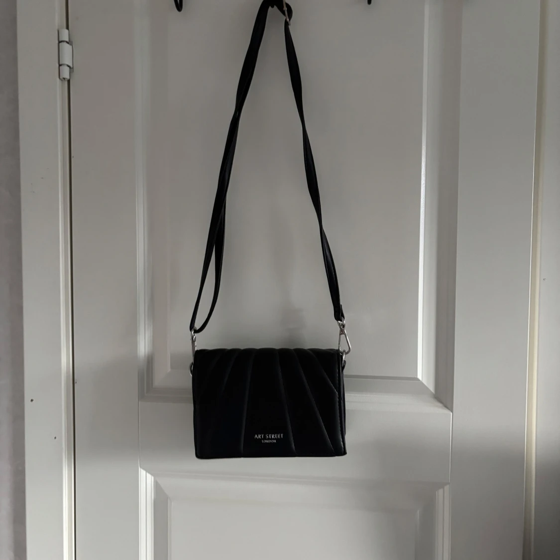Svart axelväska  - 1