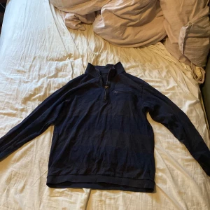 Mörkblå tröja med dragkedja från dressman - Säljer en mörkblå tröja från Dressman med dragkedja vid halsen och en liten bröstficka. 