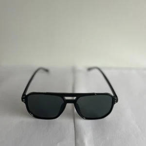 Eleganta Solglasögon (HELT NYA) - Stilrena solglasögon i helt nytt skick! De är perfekta för sommaren och för dig som vill vara Grisch! 🍾💸Vid eventuella frågor eller funderingar är det bara att hojta till! 