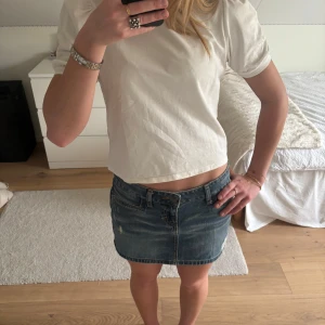 Topp - Säljer en vit topp med små puff ärmar från NAKD, fin till sommaren. Storlek S men passar även XS och M skulle jag säga❤️