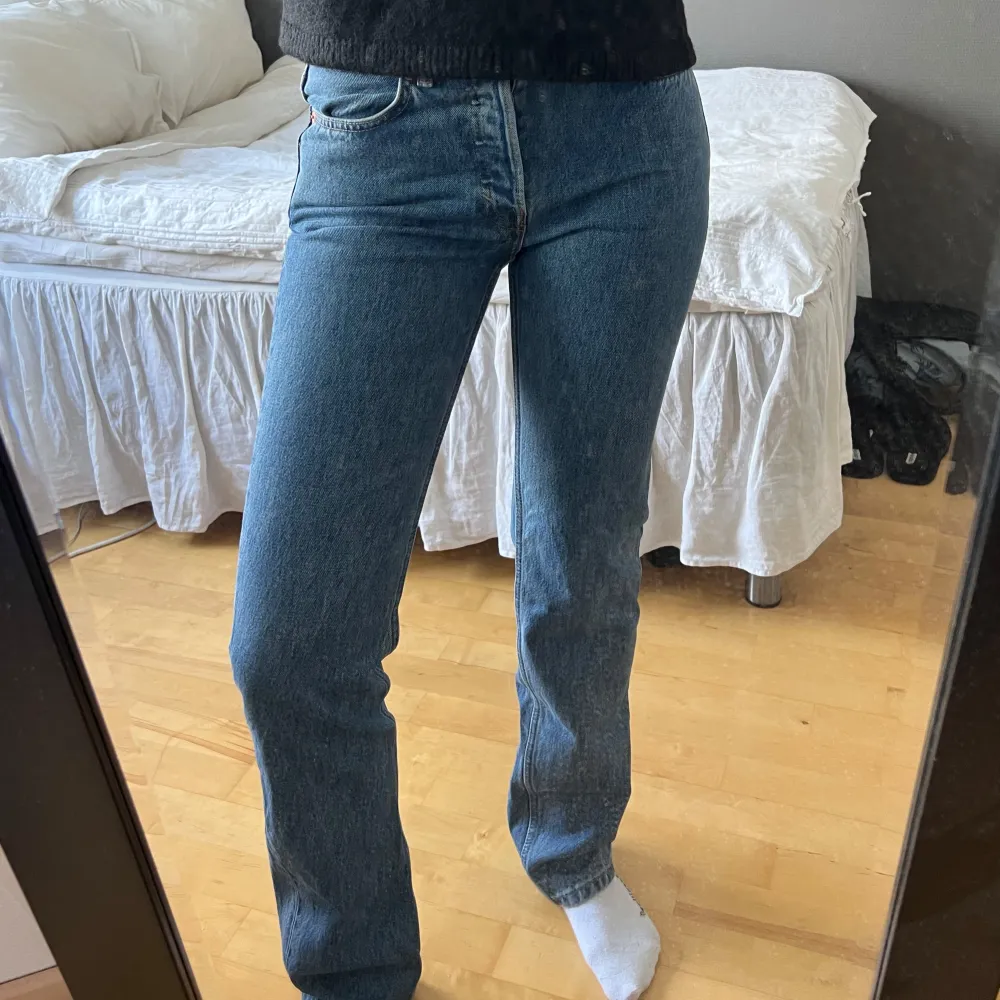 Säljer ett par blå jeans från Weekday i modellen 'Pin Mid Straight'. (Använda max två gånger). Jeansen raka i modellen och mid rise med fickor både fram och bak. De är i längd 34 och jag är ca 174 som preferens🙌🏻☺️ . Farkut & Housut.