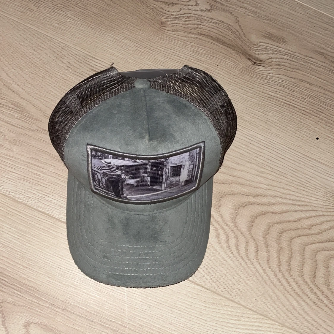 Två kepsar med bilmotiv - 1