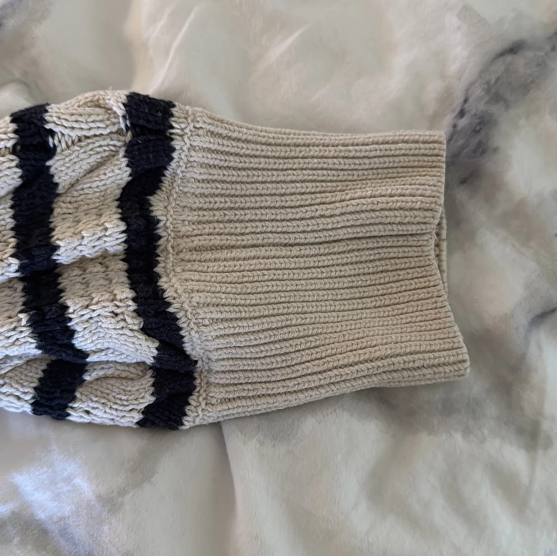 Randig stickad tröja från Holly & Whyte - 1