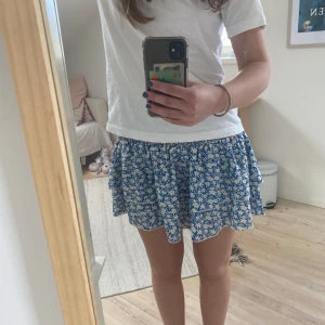 Superfin kjol - Superfin kjol i jätteskönt material 😍😍vet tyvärr inte märke eller storlek då det inte finns någon lapp. Men den har resor så passar många storlekar, runt S🥰🥰