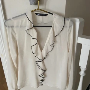 Blus - Säljer min blus från Zara. Kommer inte till användning då jag tycker den sitter för tajt på mig. 🥰