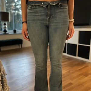 Midrise bootcut jeans  - Snygga blåa midrise jeans från Zara. Säljer då de inte har kommit till användning💕