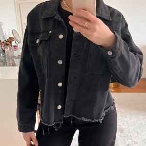 Svart jeansjacka från Zara - Snygg svart jeansjacka från Zara med knappar framtill och en fransig nederkant🖤