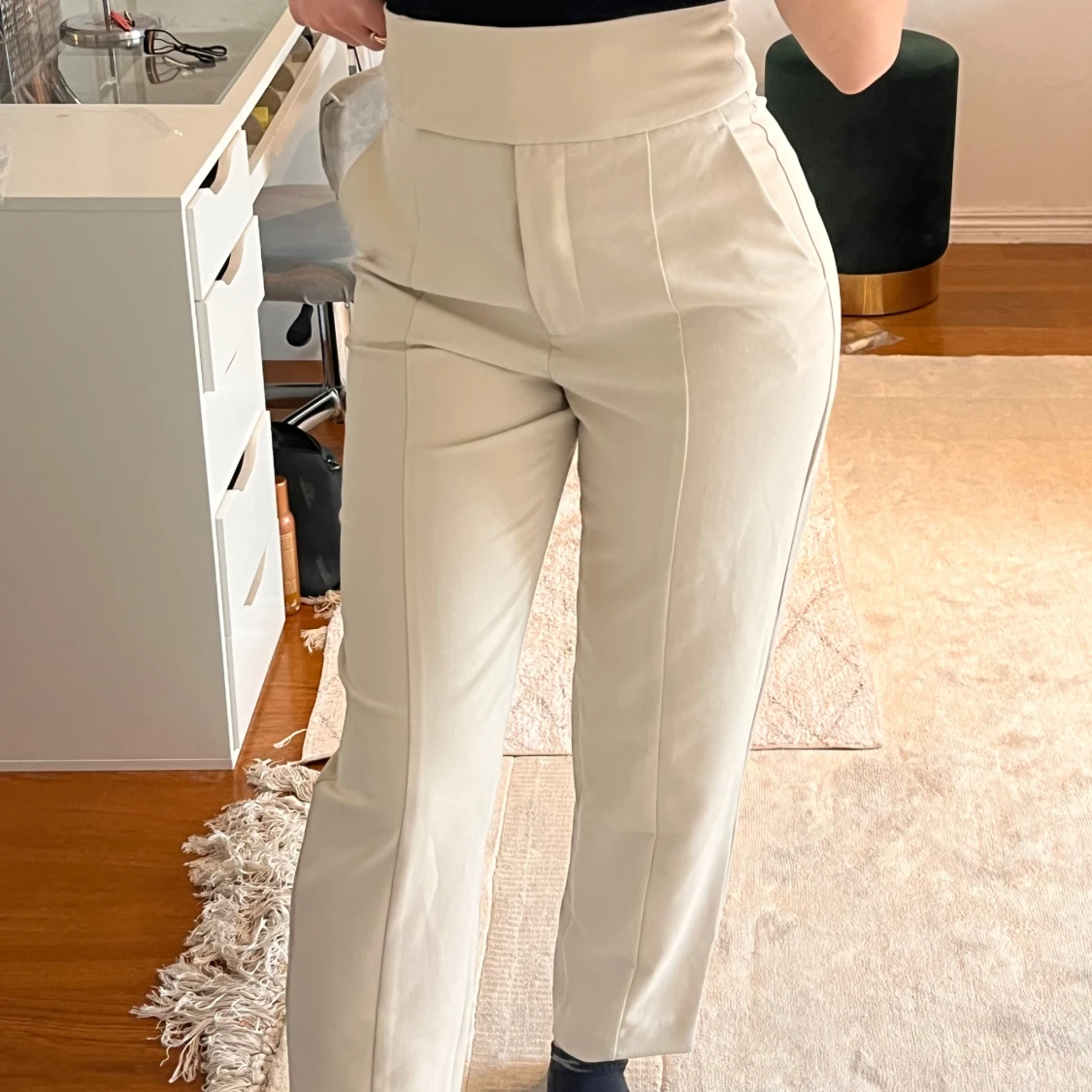 Beige kostymbyxor med hög midja