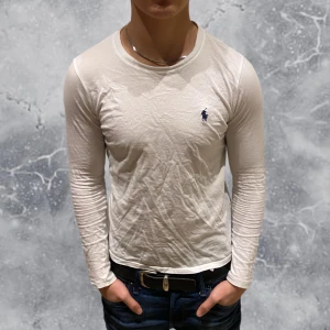 Ralph Lauren tröja vit - •Ralph Lauren White long sleeve shirt . Skick: 8/10, Inga defekter! Storlek: S, 160/84 cm = liten i storlek, mer som strl XS. Modell: 173 cm, 63 kg. Sitter för litet på modellen! Authentic: ✅. Hör av dig vid frågor eller funderingar. Mvh Hessler’s;) 