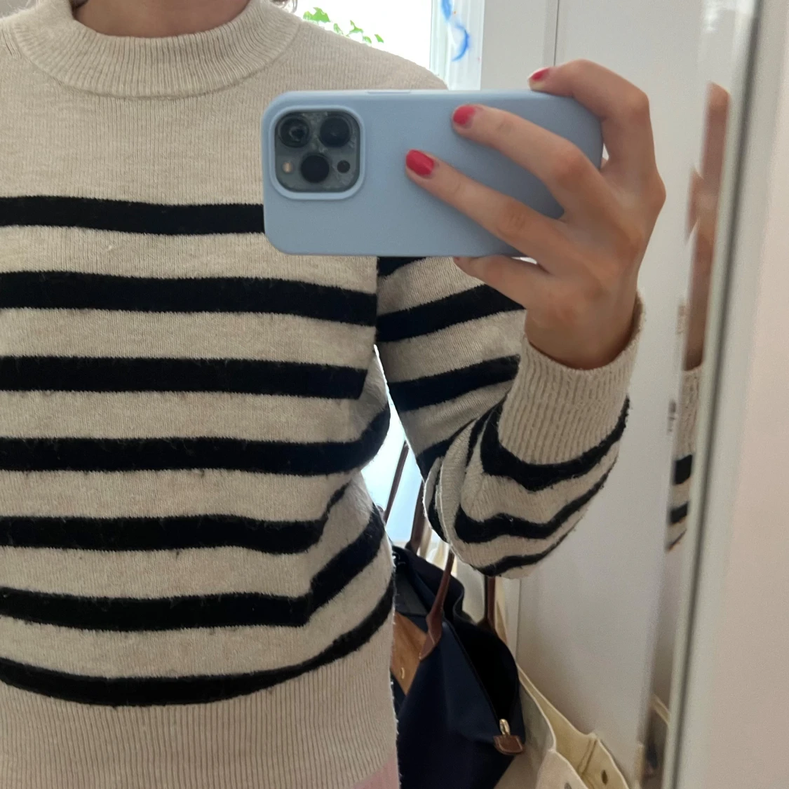 Randig beige och svart tröja - 1