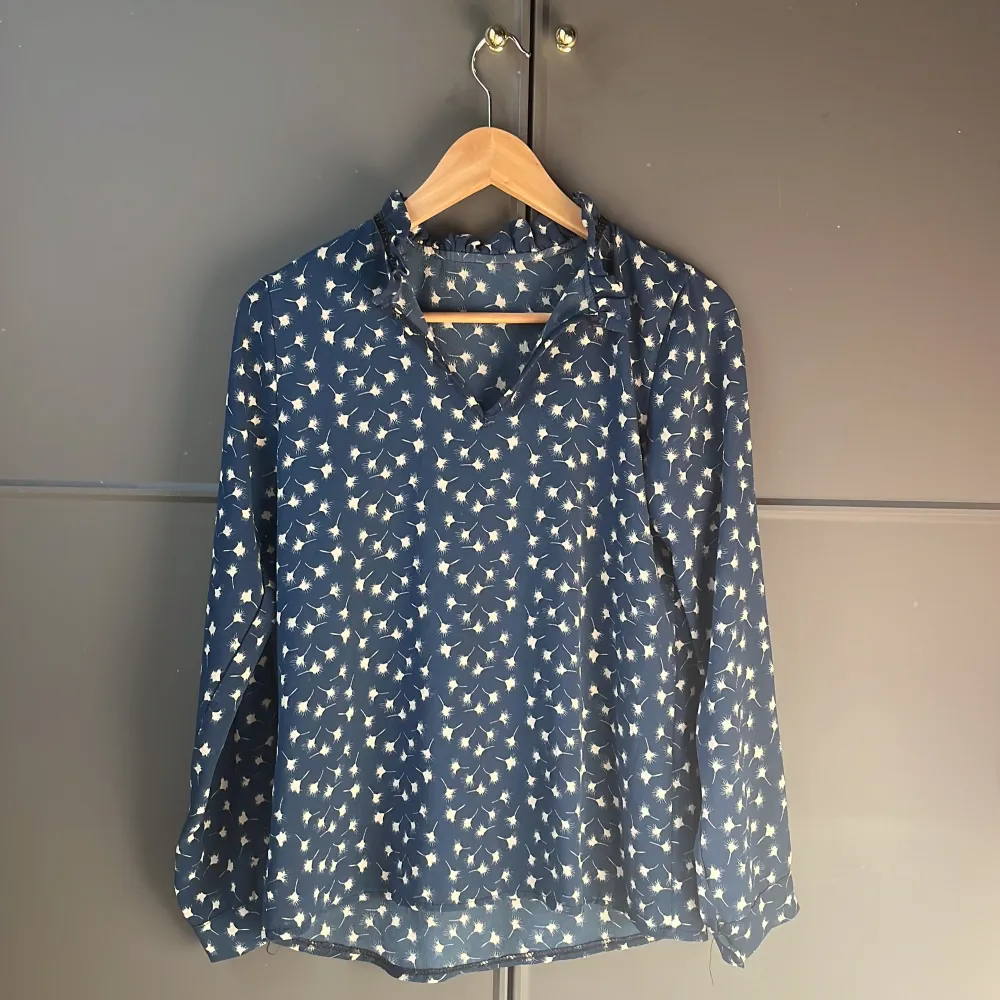En blå fin blus med mönster som är perfekt till våren/sommaren !!💕. Puserot.