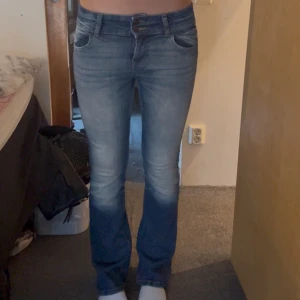 Blå lågmidjade jeans  - Snygga blå bootcut jeans med låg midja. Påminner lite om dom trendiga o assnygga weekday jeansen!! Jag är runt 170 och jag tycker att längden på jeansen är helt okej, men jag tycker tyvärr inte om dom längre o därav säljer jag dom vidare 😜 pris kan diskuteras !