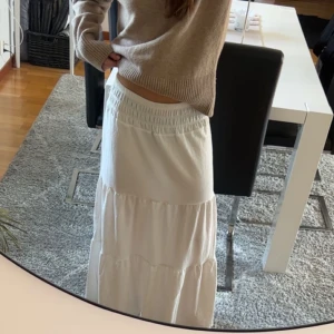 Vit långkjol  - Den är ifårn Gina tricot barn avdelning och bara använd fåtal gånger. Storlek 158/164 men skulle säga den passar xs/s. Jag är ca 163 och går långt ner på mig😊