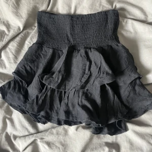 Svart volangkjol - Snygg svart kortkjol med volanger