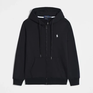 Svart hoodie från Ralph Lauren - Snygg svart hoodie från Ralph Lauren med dragkedja och klassisk logga på bröstet. Perfekt för en avslappnad stil med justerbar huva och fickor framtill.