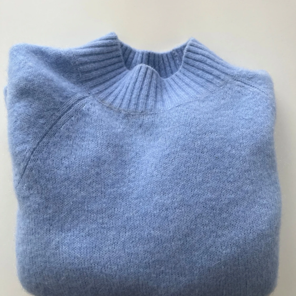 Ljusblå stickad tröja från &Other Stories - 1