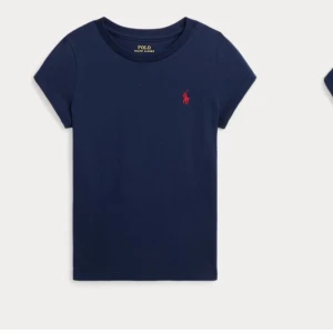 Blå t-shirt från Polo Ralph Lauren - Säljer en klassisk blå t-shirt från Polo Ralph Lauren med det ikoniska röda logotypbroderiet på bröstet. T-shirten har en rund hals och korta ärmar. Den är lite urtvättad, men inget som syns tydligt eller lägga märke till. Säljs då jag helt ärligt inte fått användning till den. Har ni frågor eller undrar om bilder är det bara till att skriva.