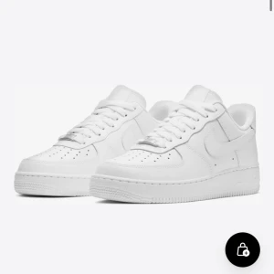 Vita Nike Air Force sneakers - Klassiska vita Nike Air Force sneakers med snörning. Perfekta för en stilren look och bekväma att bära hela dagen. Dessa sneakers är en tidlös favorit i garderoben. Har använt dom ca ett år och är hur fina som helst i storlek 36. Nytt pris ca 1400 mitt 900 