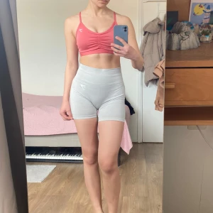 Gymshark träningsshorts - Säljer ett par gråa träningsshorts från Gymshark❤️ De har använts 2-3 gånger och är i mycket bra skick✨