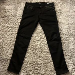 Replay Anbass - Säljer dessa riktigt snygga och sköna Replay jeansen i modellen Anbass. Jeansen är i storlek 32/32 och är i väldigt fint skick, 9/10. Bara att skriva vid frågor eller funderingar, priset kan diskuteras.