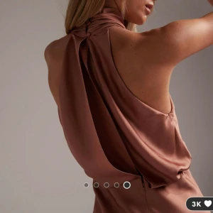 Långklänning i satin  - Fin brun långklänning i satin med halterneck i storlek S.🤎 Köpt på ASOS för 1500kr!! Använd 1 gång.