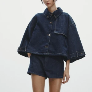 Jeansjacka / cape jacket Zara - Jeansjacka (poncho/cape liknande) från Zara! Så fin och eftertraktad!! Vill kanske behålla själv då säljer vid bra bud! Storlek M men sitter perfekt på mig med XS/S🩷