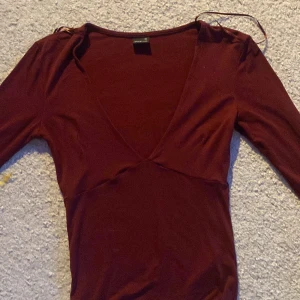 Vinröd topp från Gina Tricot - Säljer en fin vinröd topp från gina, säljer då den inte används! säljer för 70kr. skicket är bra den är aldrig använd