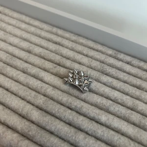 Silverfärgad ring med nitar från Edblad - Edblad ring med nitar i ring storleken xs (16,0mm) säljer då jag mer använder guld smycken numera . Kontakta för fler frågor 💗 köparen står för frakten 💗