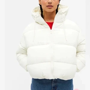 Cropped Puffer jacka - vit - Säljer en snygg vit pufferjacka med luva!🤍 Säljer jackan pågrund av den ej kommer till användning. Kan mötas upp i Stockholm, annars står köparen för frakt!