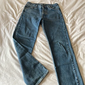 Junkyard mörkblå jeans - Säljer ett par klassiska blå jeansbyxor med rak passform. Mycket bra skick och grym passform. Storlek 28, passar dig som är 180+-.
